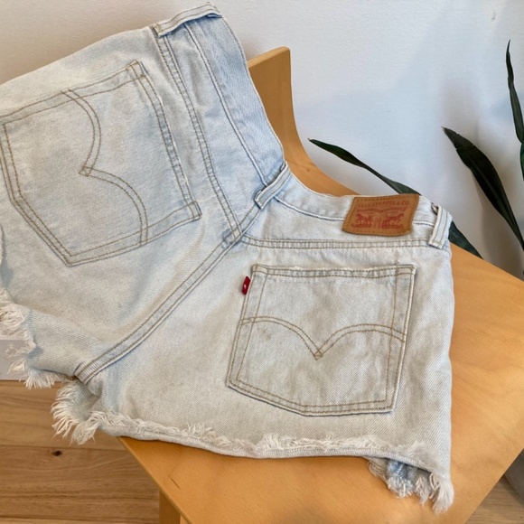 Levi’s Light Wash Shorts - Picture 2 of 2